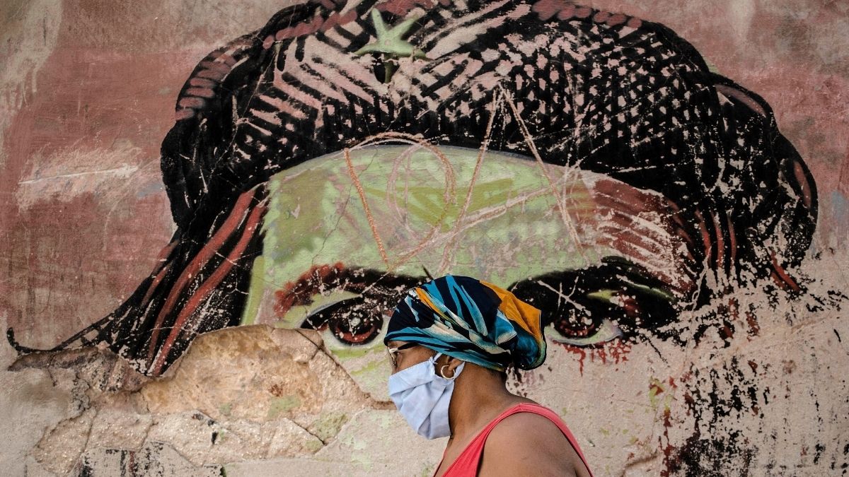 رنگ باختن نقاشی دیواری چه‌گوارا، از نمادهای انقلاب کوبا، در خیابانی در هاوانا