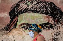 رنگ باختن نقاشی دیواری چه‌گوارا، از نمادهای انقلاب کوبا، در خیابانی در هاوانا
