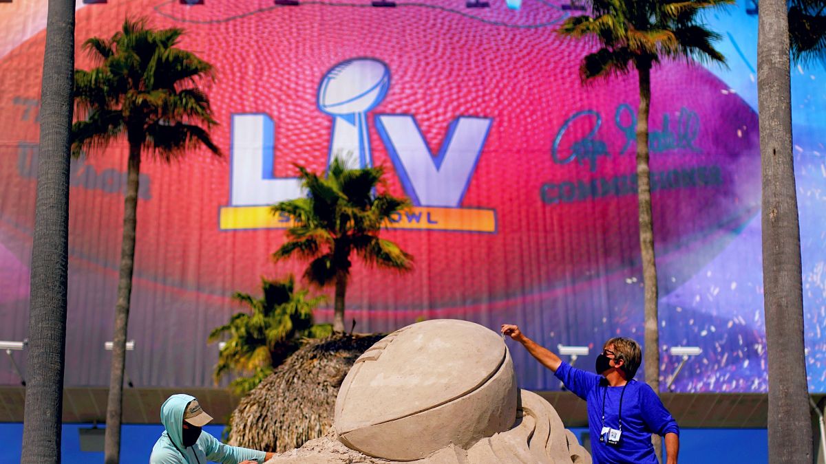 A Super Bowl trófeáját formázzák homokból a tampai Raymond James Stadion előtt