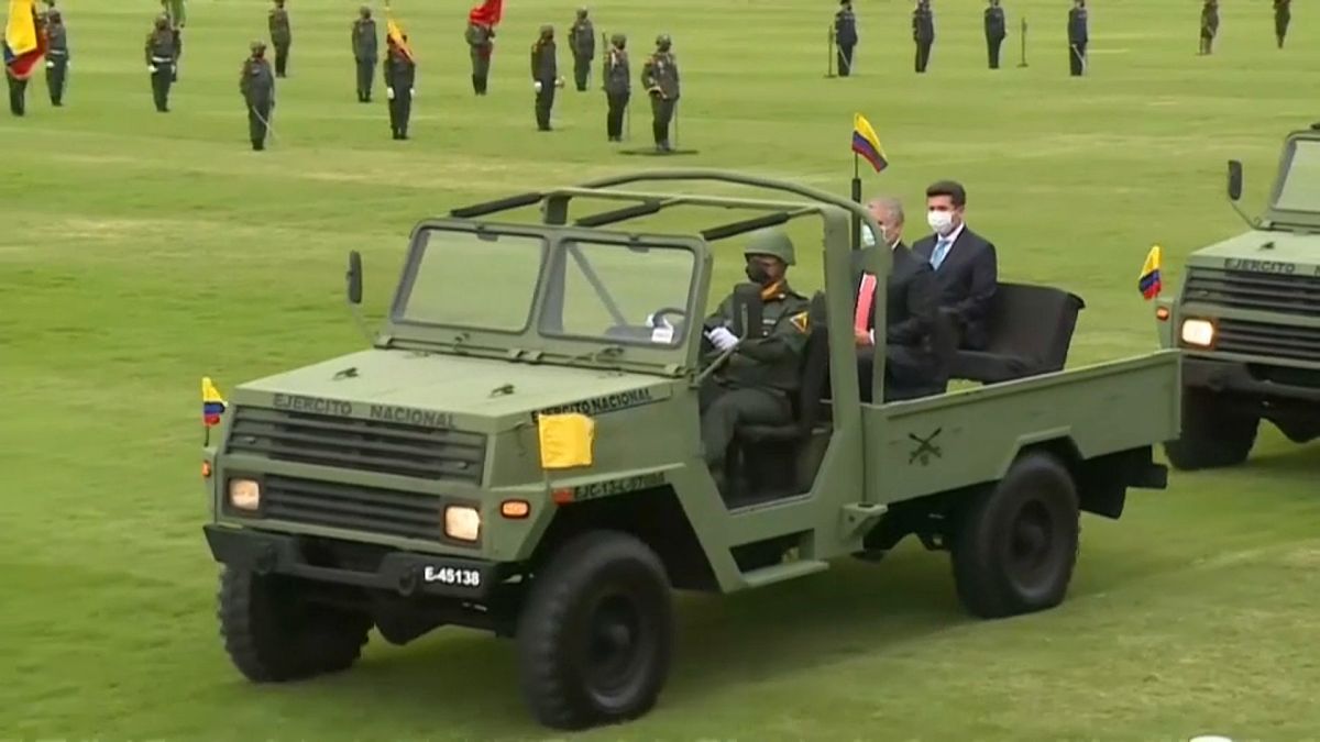 El ministro de Defensa colombiano, Diego Molano, se traslada en un vehículo militar junto al presidente, Iván Duque, durante la ceremonia de su nombramiento.