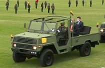 El ministro de Defensa colombiano, Diego Molano, se traslada en un vehículo militar junto al presidente, Iván Duque, durante la ceremonia de su nombramiento.