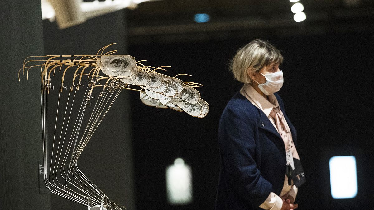 Женщина проходит мимо экспоната "Волна. Объект. 2014" на выставке в ГТГ