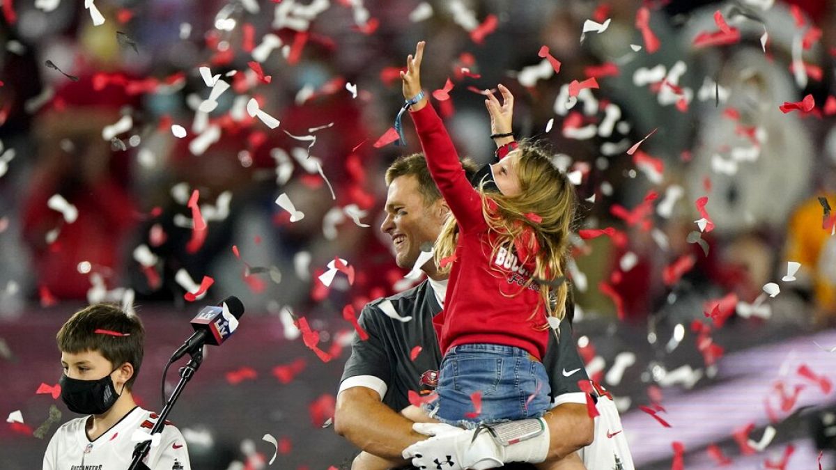 Tom Brady feiert den Super Bowl Sieg mit seinen Kindern
