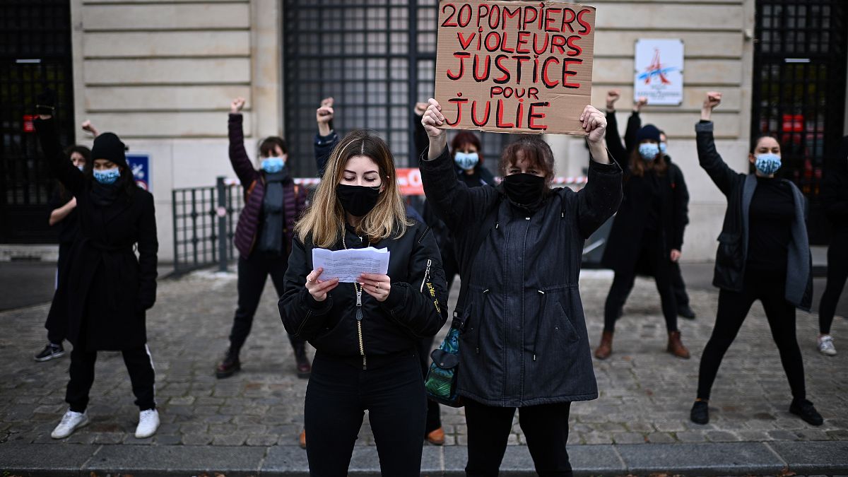Manifestation de soutien à "Julie", le 13 décembre 2020 devant une caserne de pompiers à Paris, France