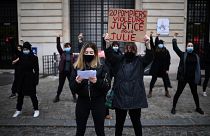 Manifestation de soutien à "Julie", le 13 décembre 2020 devant une caserne de pompiers à Paris, France