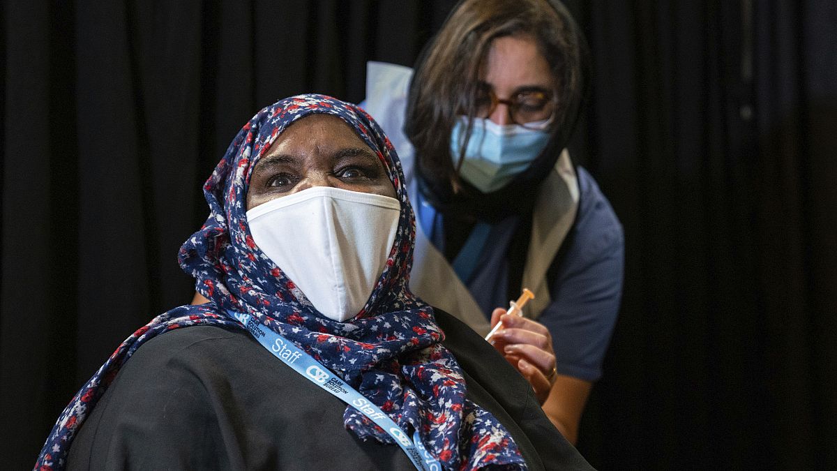 Una mujer recibe una dosis de la vacuna en la mezquita East London de Whitechapel, Londres