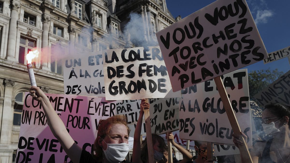 Manifestantes en París en apoyo a Julie, una supuesta víctima de violación