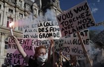 Manifestantes en París en apoyo a Julie, una supuesta víctima de violación