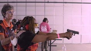 Afrique du Sud : des femmes à l'école des armes à feu