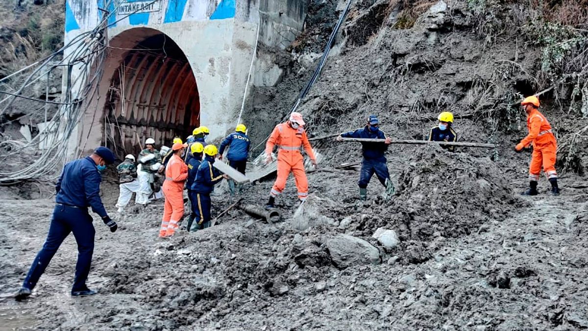 فاجعه شکست یخچال طبیعی در شمال هند (امدادگران در حال نجات کارگران گرفتار در تونل)