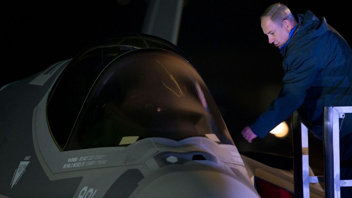 نخست وزیر اسرائیل در کنار یک هواپیمای جنگی خریداری شده از آمریکا