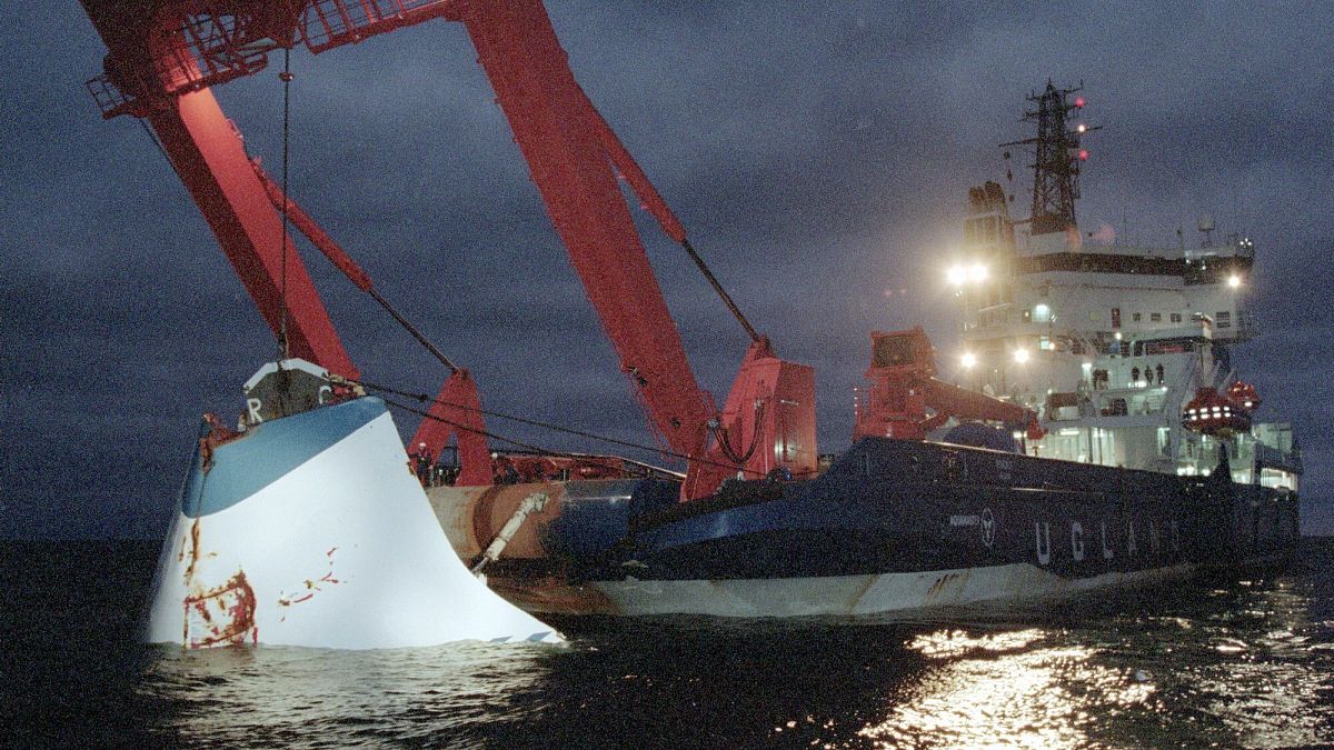 Az elsüllyedt Estonia egy darabját emelik ki a tengerből 1994. november 19-én