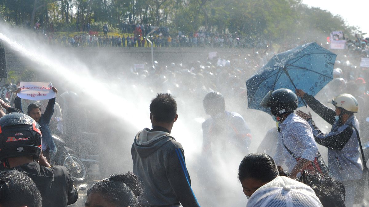 سيارة شرطة تطلق خراطيم المياه في محاولة لتفريق المتظاهرين خلال مظاهرة ضد الانقلاب العسكري في نايبيداو