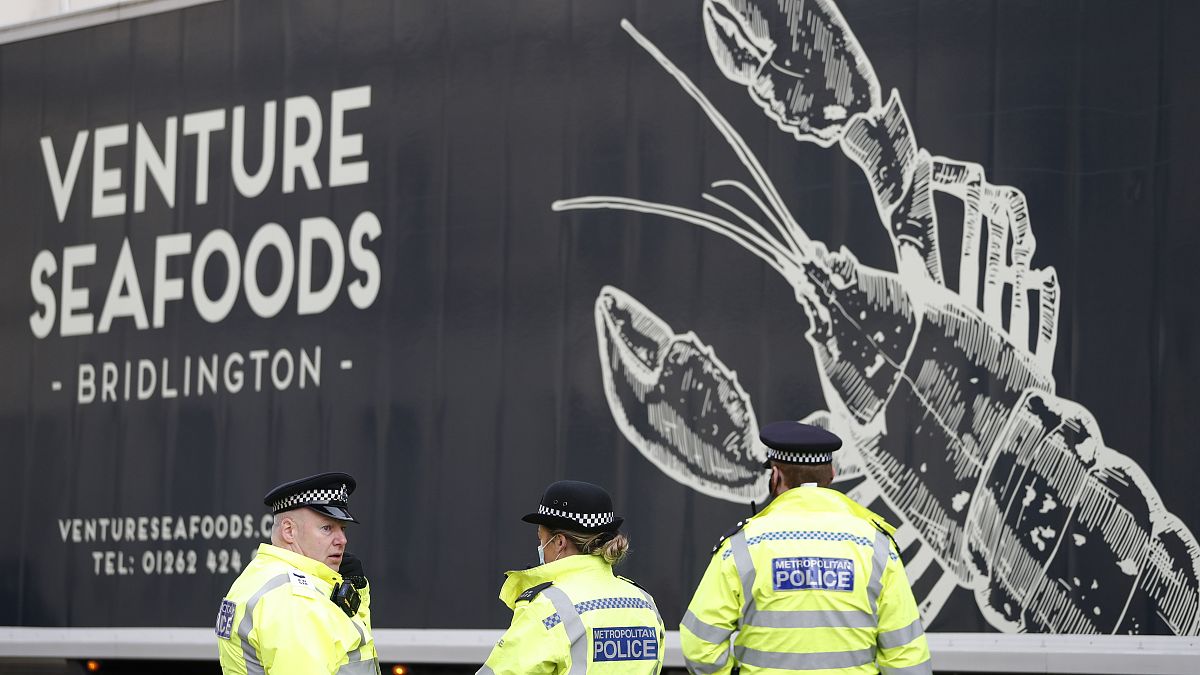 عناصر من الشرطة البريطانية يتفقدون شاحنة تصدير المحار/ لندن- الاثنين 18 يناير 2021