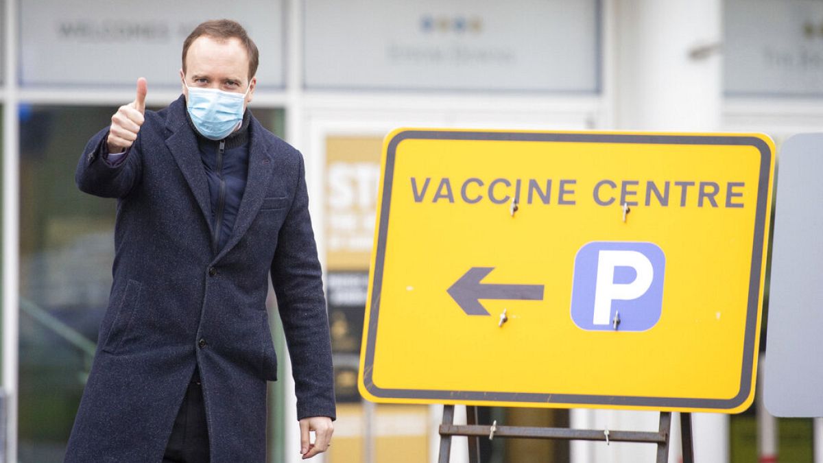 Il segretario britannico alla salute Matt Hancock visita il centro vaccini nei terreni dell'ippodromo di Epsom nel Surrey, Inghilterra, lunedì 11 gennaio 2021