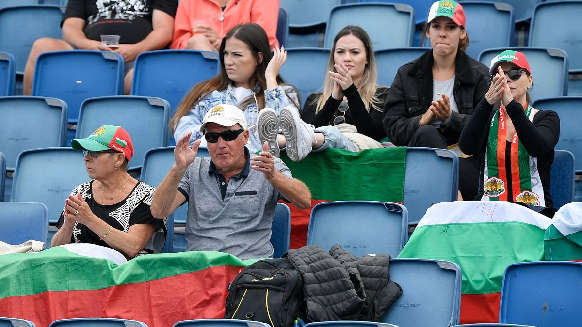 Des supporteurs de la joueuse bulgare Tsvetana Pironkova la soutenant lors de son premier de l'Open d'Australie de tennis, le 8 février à Melbourne. 