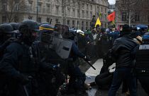 اعتقلت شرطة مكافحة الشغب الفرنسية رجلاً خلال مظاهرة ضد مشروع قانون "الأمن الشامل" في باريس - 30 كانون الثاني /  يناير 2021