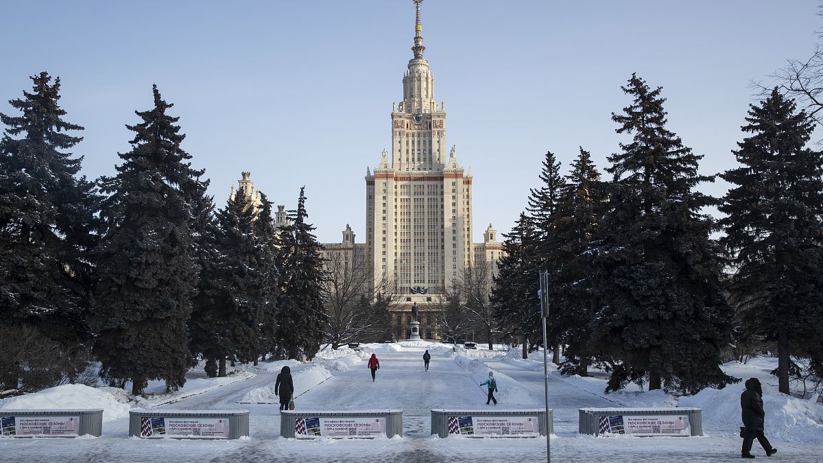 Mosca sommersa dalla neve, 13.500 mezzi mobilitati per pulire