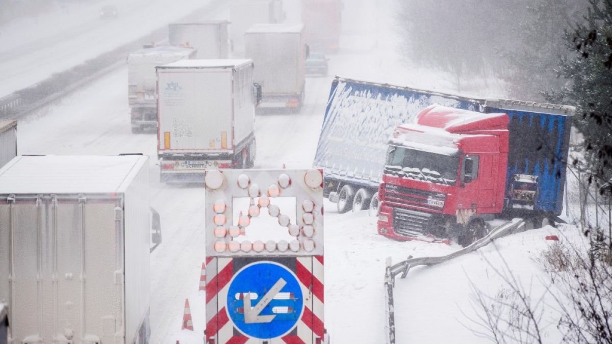 Testacoda di un mezzo pesante sull'autostrada A2 ricoperta di neve vicino a Moeckern, Germania