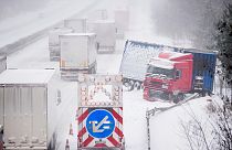 Testacoda di un mezzo pesante sull'autostrada A2 ricoperta di neve vicino a Moeckern, Germania