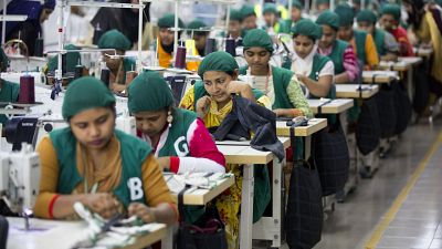 Photo d'archive du 19 avril 2018, des stagiaires travaillent dans l'usine de vêtements Snowtex à Dhamrai, près de Dhaka, au Bangladesh