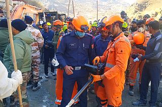 Operação de resgate envolve militares, paramilitares e polícia