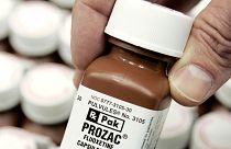 Fluoxetin, verkauft unter den Markennamen Prozac und Sarafem, wird zur Behandlung von Depressionen, Panikattacken und Zwangsstörungen eingesetzt.