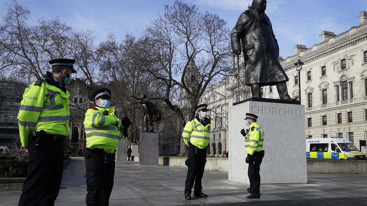 عناصر للشرطة البريطانية خلال دوريتهم قرب تمثال ونستون تشرشل في لندن. 2021/01/23