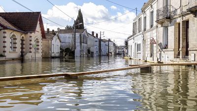 Eine überschwemmte Straße in Saintes. 
