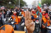 A feltartott három középső ujj a puccs ellen tiltakozók kézjele