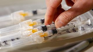 Коронавирус: ВОЗ перепроверяет вакцину AstraZeneca