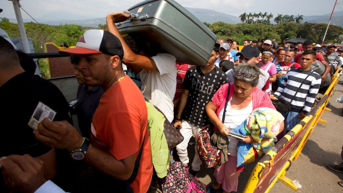Migrantes venezolanos cruzan el puente Simón Bolivar hacia Colombia