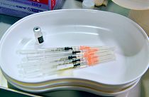 A Pfizer-BioNTech koronavírus elleni vakcinájából készített oltóanyagot tartalmazó fecskendők a budapesti a Szent Imre kórházban kialakított oltóponton 2021. február 7-én