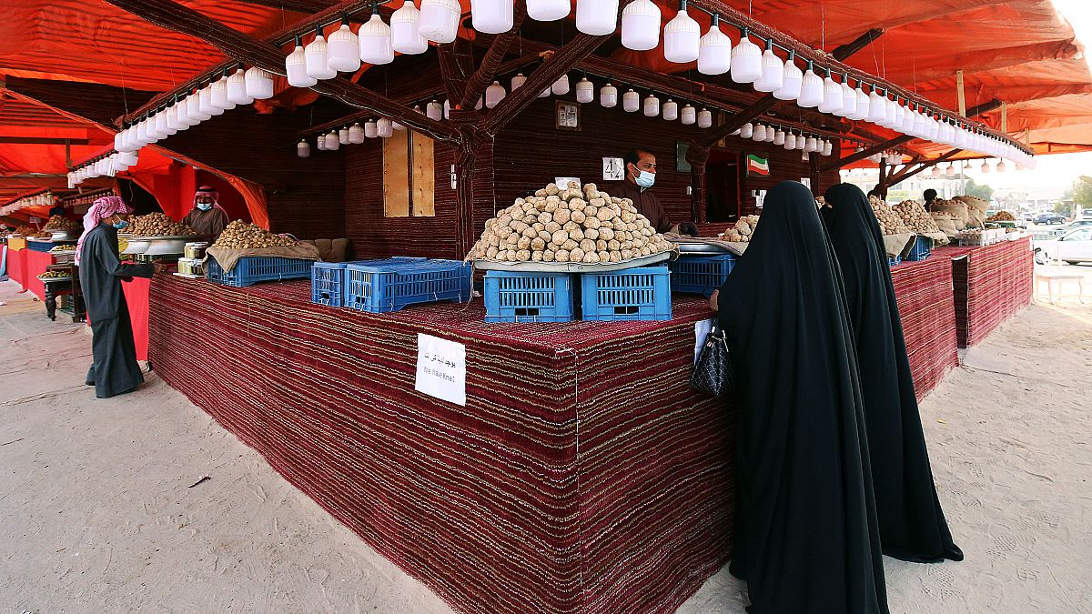 نساء كويتيات في سوق بالعاصمة الكويت