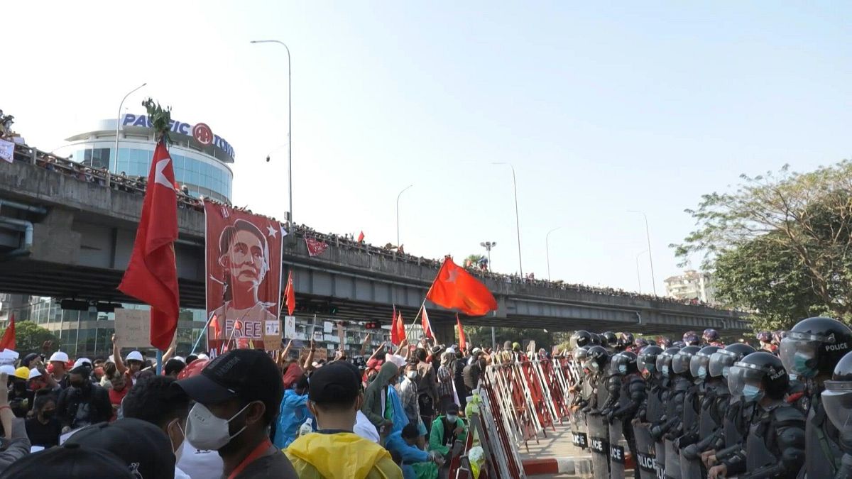 مظاهرات مستمرة في مدن ميانمار مناهضة للانقلاب الذي أطاح بزعيمة البلاد