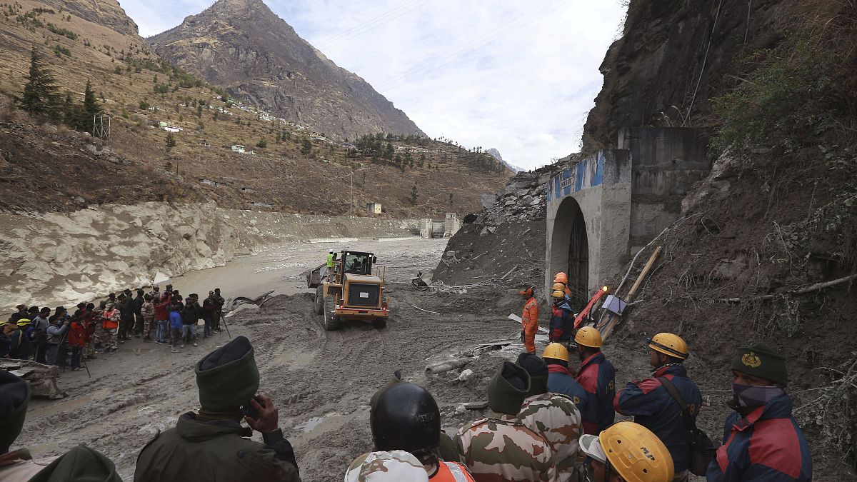 فاجعه شکست یخچال؛ تلاش برای نجات کارگران هندی گرفتار در تونل