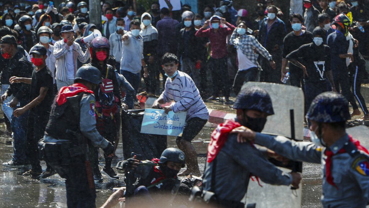 Myanmar'da polis, darbe karşıtı protestoculara plastik mermiyle müdahale etti