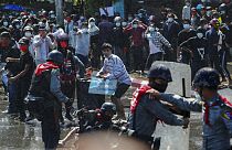 Myanmar'da polis, darbe karşıtı protestoculara plastik mermiyle müdahale etti