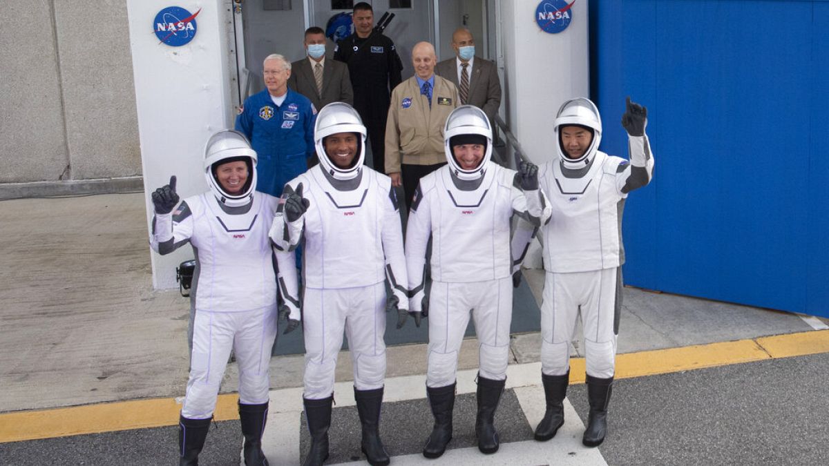 Astronotlar Mike Hopkins, Victor Glover ve Shannon Walker ile Japonya Uzay Araştırma Ajansından Soichi Noguchi