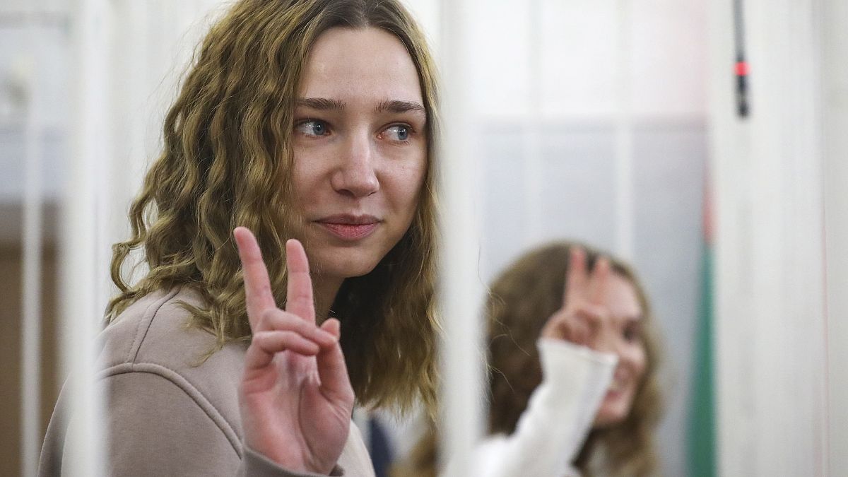 Katerina Bachwalowa und ihre Kollegin Daria Tschulzowa: Zuversicht beim Prozessauftakt in Minsk