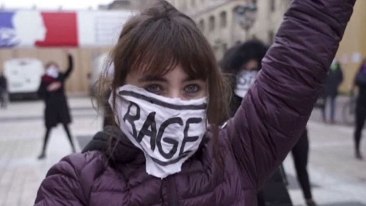 اعتراض زنان در برابر کاخ دادگستری پاریس