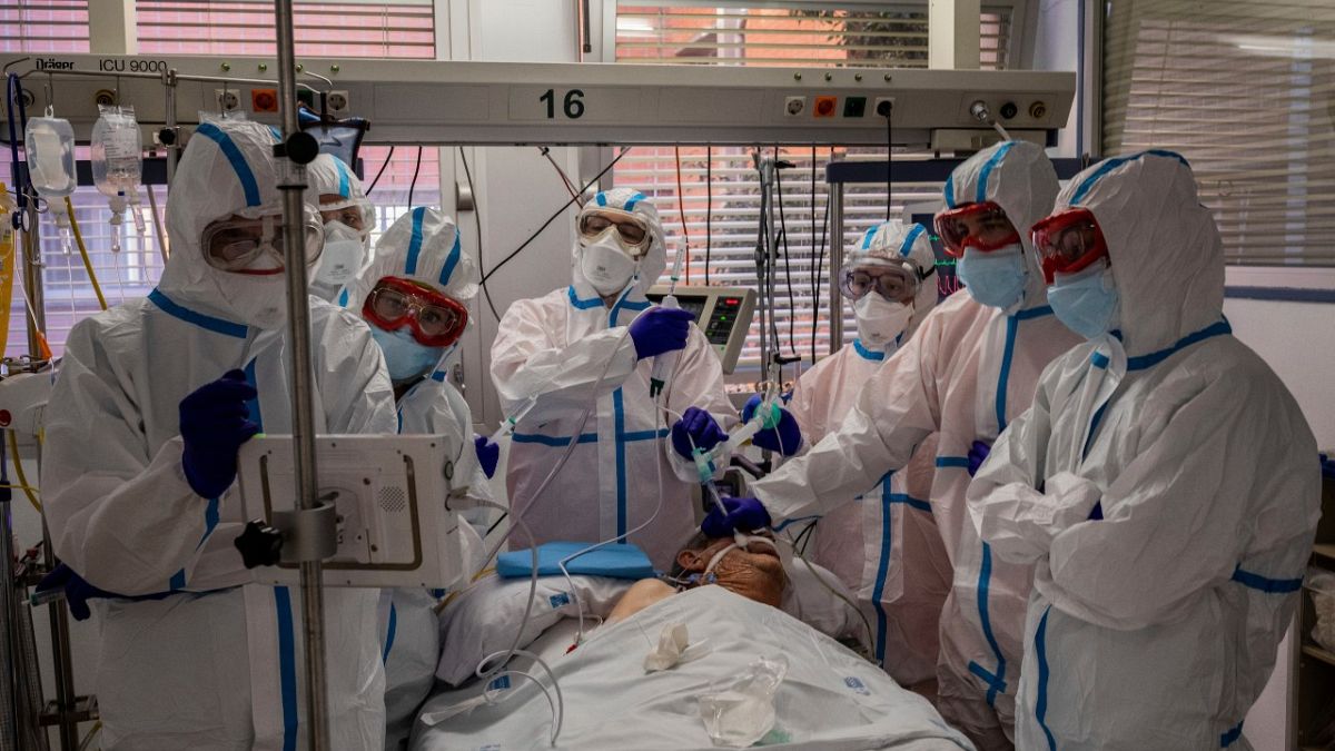 مريض مصاب بكوفيد-19 في إحدى وحدات العناية المركزة في مستشفى قرب مدريد. 
