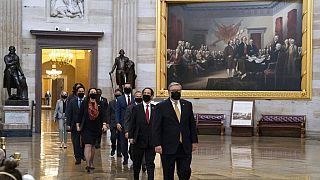 Los responsables del impeachment caminan hacia el Senado para el segundo juicio político al expresidente Donald Trump