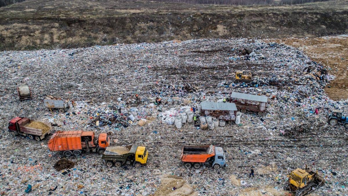 شاحنات القمامة تفرغ القمامة في مكب النفايات فولوفيتشي بالقرب من كولومنا، روسيا.