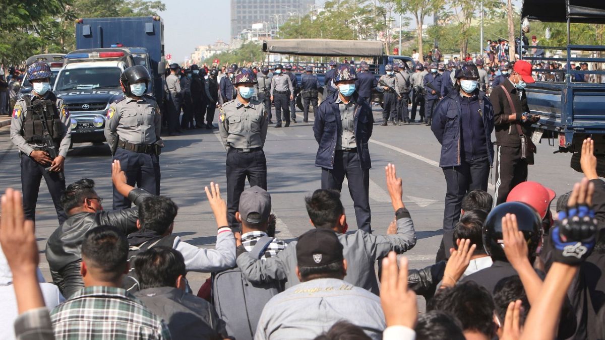 متظاهرون يقفون أمام عناصر الشرطة التي أغلقت الطريق في ماندلاي. 2021/02/09