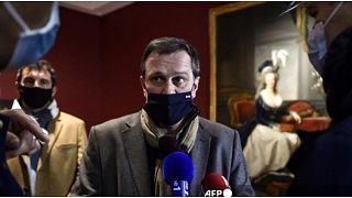 يتحدث رئيس بلدية بربينيان لوي أليوت إلى الصحافة في متحف  Hyacinthe-Rigaud في بربينيان - فرنسا
