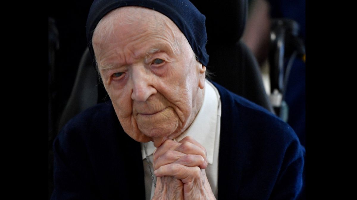 116 yaşında olan "Avrupa'nın en yaşlı kişisi" emekli rahibe Lucille Randon'un gözleri görmüyor.
