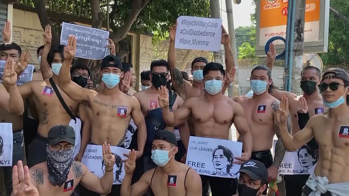 أعضاء نادي رياضة كمال الأجسام في يانغون في مسيرة احتجاجية دعما لزعيمة البلاد