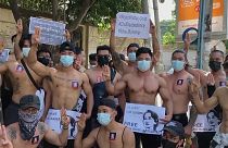 أعضاء نادي رياضة كمال الأجسام في يانغون في مسيرة احتجاجية دعما لزعيمة البلاد