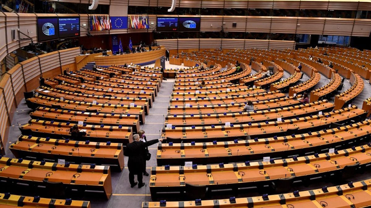 Eurodeputados aprovam mecanismo da "bazuca" contra a crise
